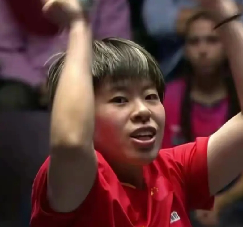 王艺迪法国夺冠主因有三。
一，王艺迪没有心理压力。莎莎曼玉不来没有夺冠意料之中，