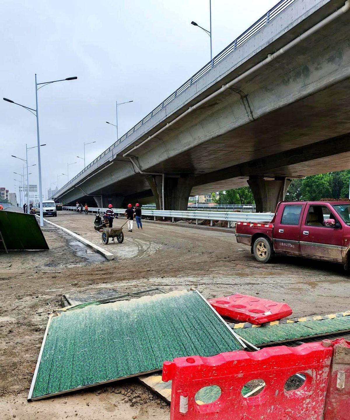 下摄司大桥开通在即，再访大桥北桥头。
从大桥上下半边的道路即将开通，到时候可以通