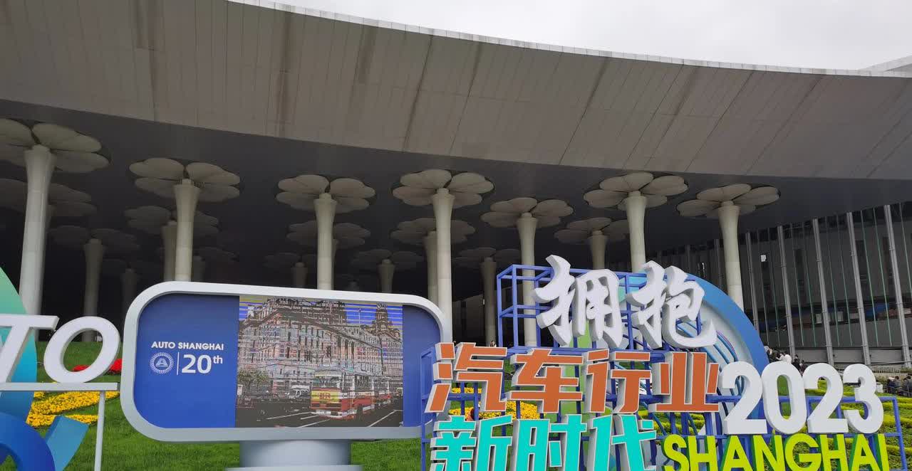 23年车展彼时，集度还未取得造车资质，没能参展，随后托付吉利造车，半年后上市极越