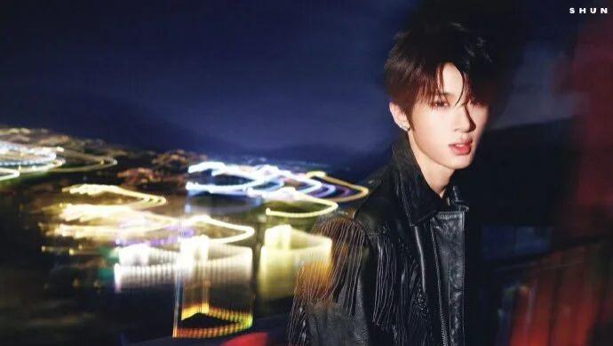 硬皮裹锐锋，流苏织律动；少年锋芒不炫凶，动稳互衬才是风