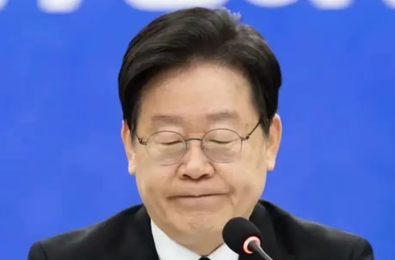 对于韩国来说，只能无奈地接受现实，美国这时侯表态将对韩国征收15%的关税，就意味
