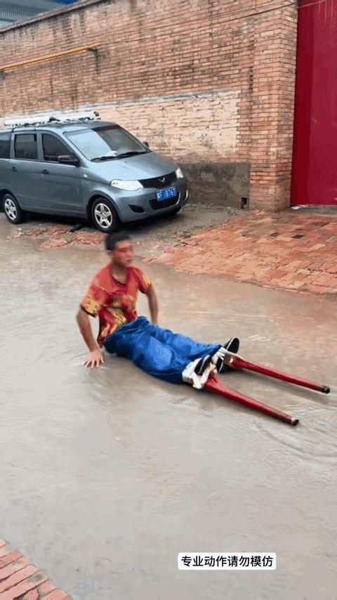 帅哥的高脚鸡练得出神入化，就凭这一招，我敢说全网找不出来多少人。