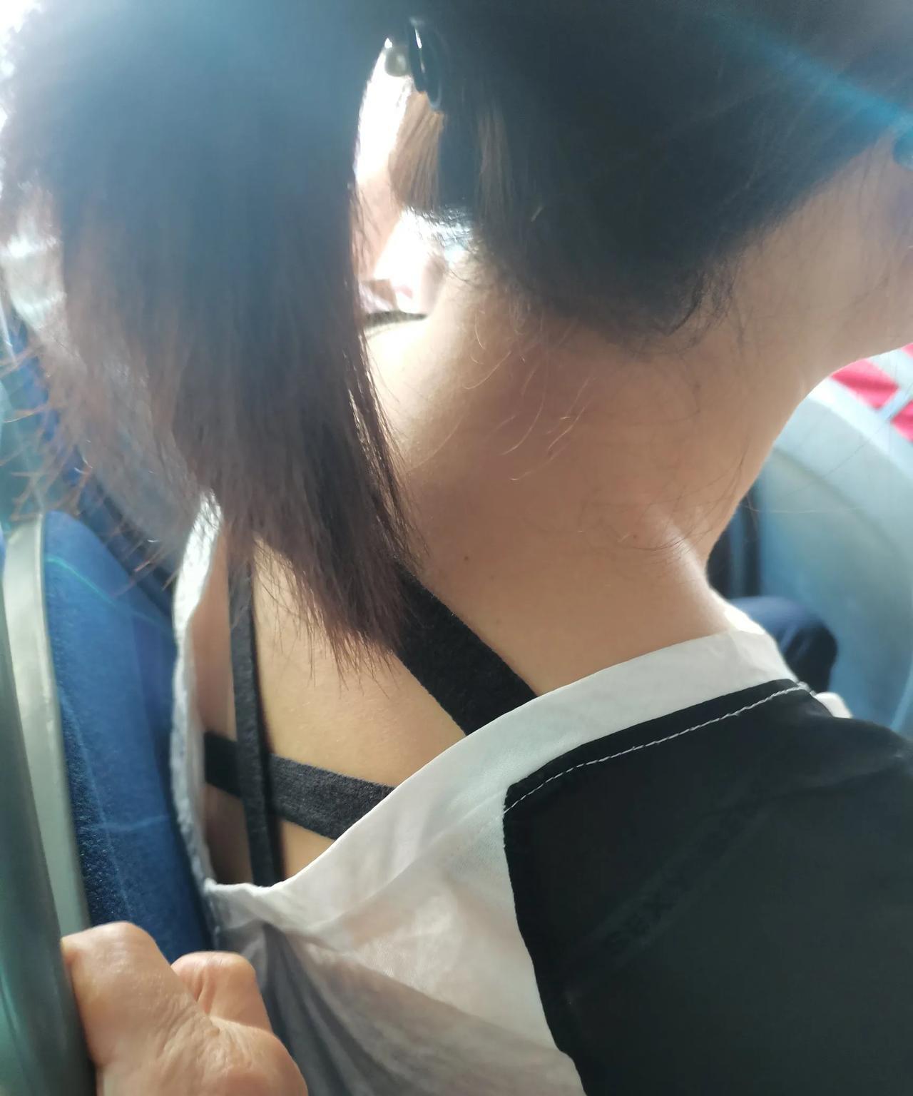 公交车上遇见这事，该不该做？怎么做？
    刚刚在公交车上，扎马尾辫的女士后背