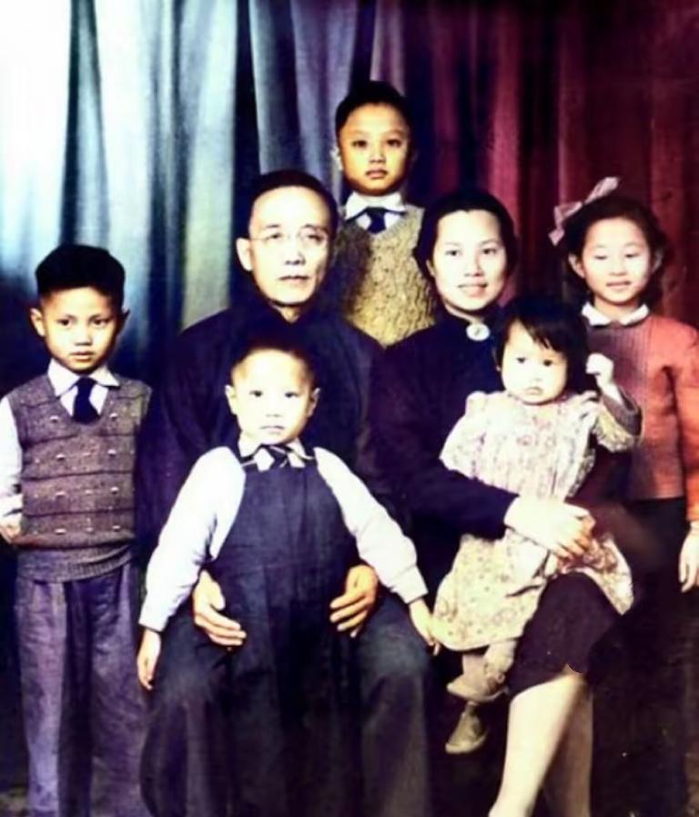 40年代，郭沫若的一张全家福合影照片，除了郭沫若和妻子于立群外，还有长子郭汉生、