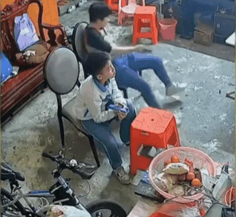 这样的儿子长大了会懂得感恩吗？



这段视频让我深思：一个寻常家庭里，母子俩正