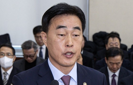 韩国内乱特检组于23日上午传讯消防厅厅长许石坤，就前行政安全部部长李祥敏在紧急戒