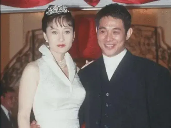 但站在男人角度和男人本能上，李连杰的眼光的确一流。你可以质疑李连杰的人品，但不能