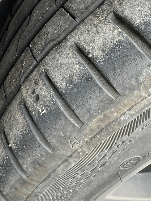 焕新3选配19寸韩泰轮胎一年不到开裂
如图所示，于24年5月份提车，最近忽然发现