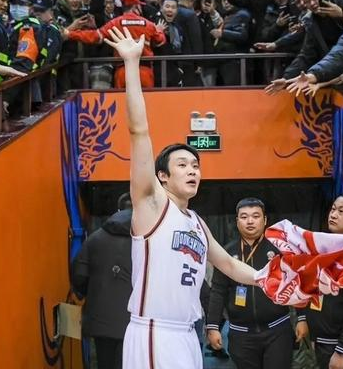 丁彦雨航不会出战本赛季CBA，据广州男篮主教练米切尔透露，丁彦雨航伤情严重，不会