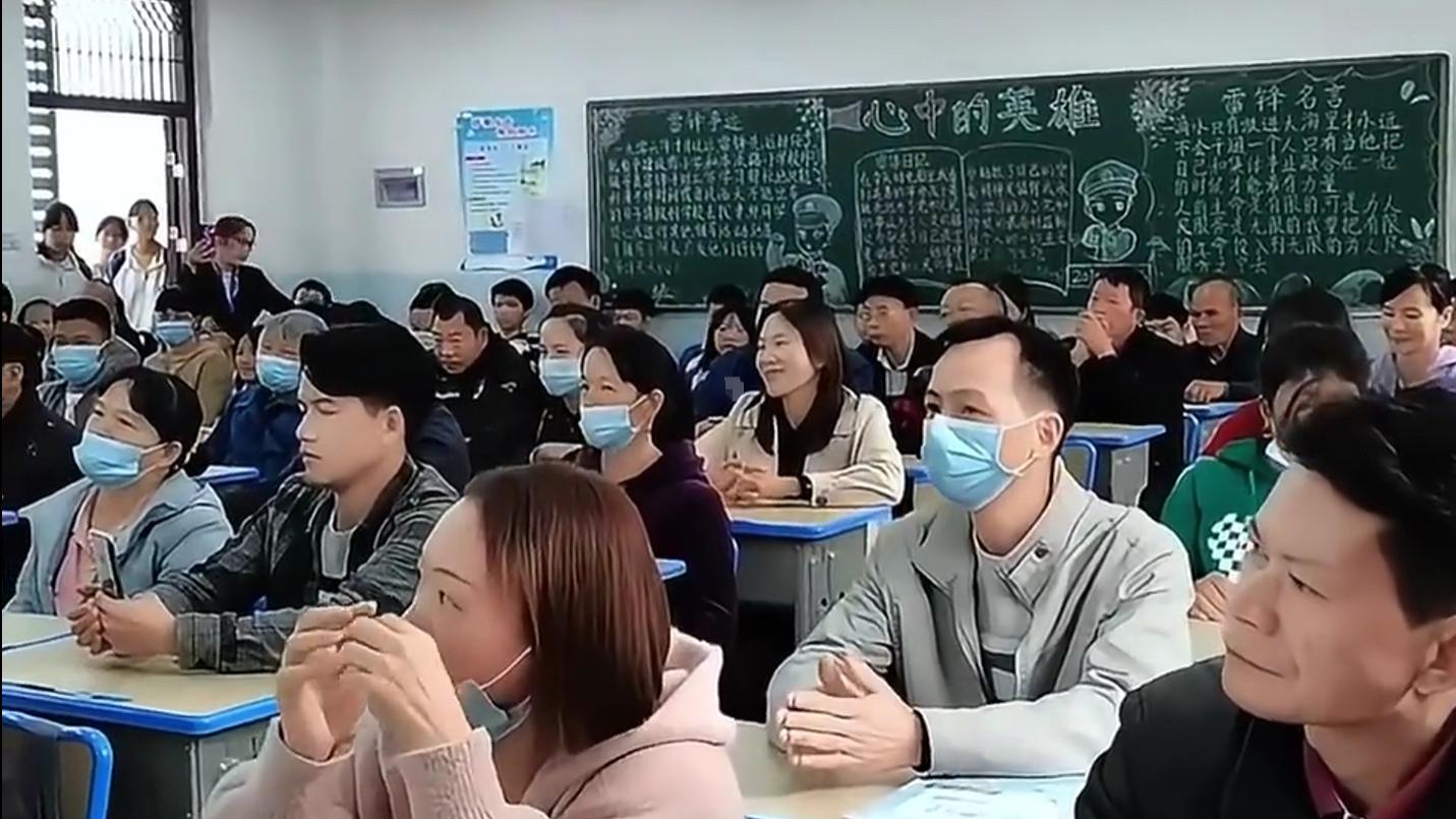 “摘眼罩发现是父母”引爆泪点！家长跪背踩踏事件后续：校方承认“具体安排欠妥”