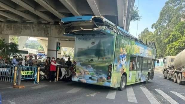 深圳双层巴士桥下惊魂瞬间，车顶被“撕开”警示城市管理漏洞