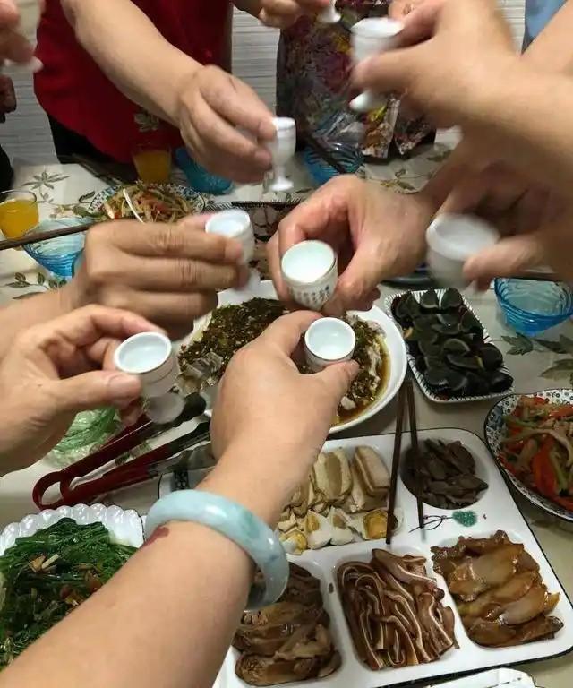 河南驻马店，男子应邀前往朋友家中吃饭，期间不胜酒力醉倒。男子家属得知后，将男子接