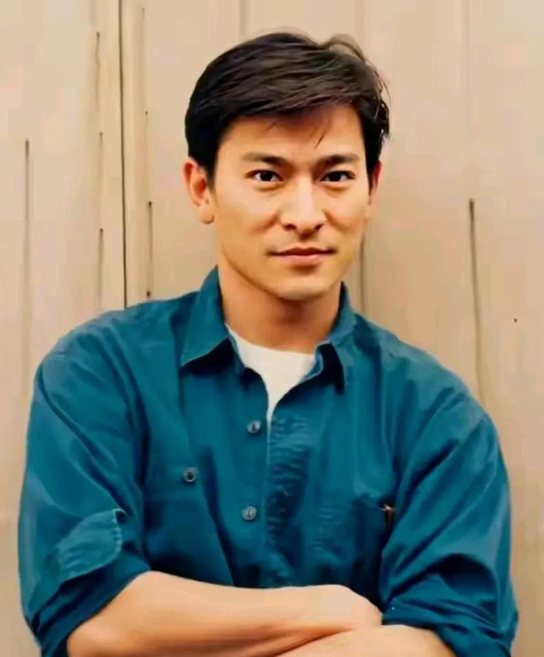 他是那种洗一把脸就能帅出天际的人，根本无需任何的修饰，是无瑕疵的男人，帅爆了，帅
