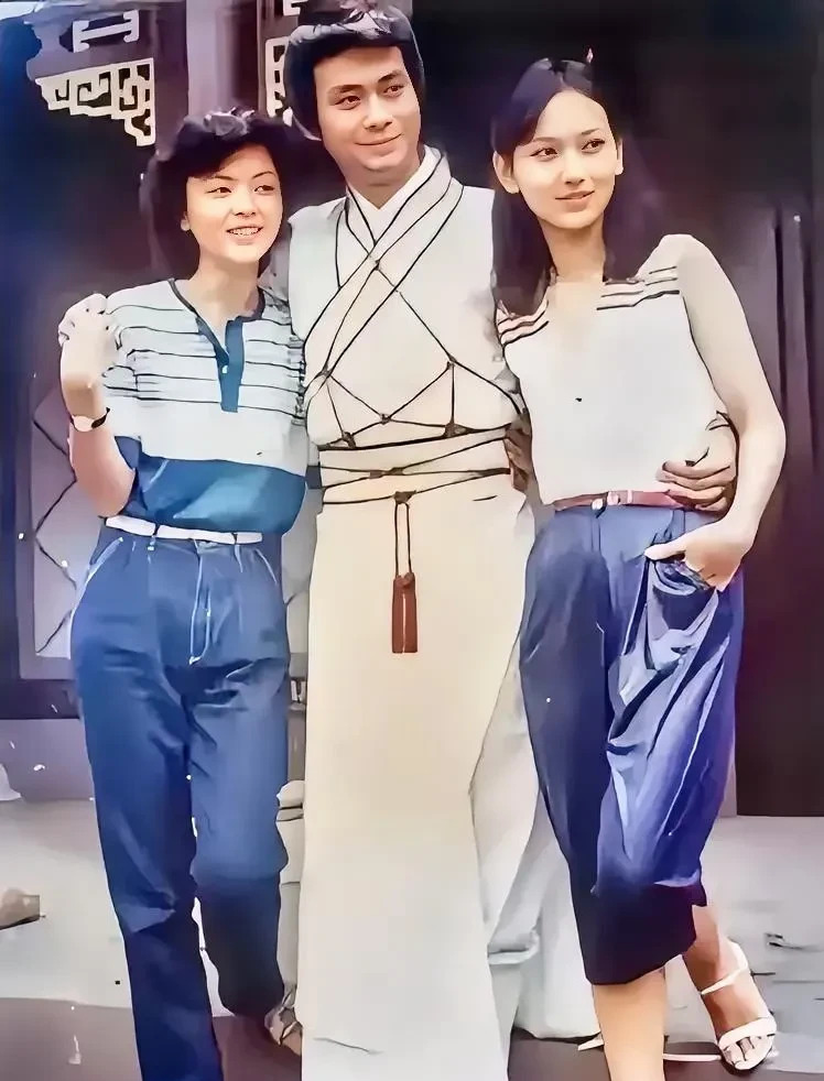 郑少秋赵雅芝陈玉莲合影











难以置信！香港电视圈三大传奇人物郑