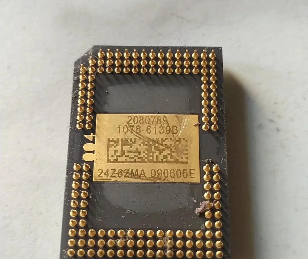 路边捡到一块奇怪的CPU，这块CPU比较特别，CPU引脚正常排列，都是金黄色的闪