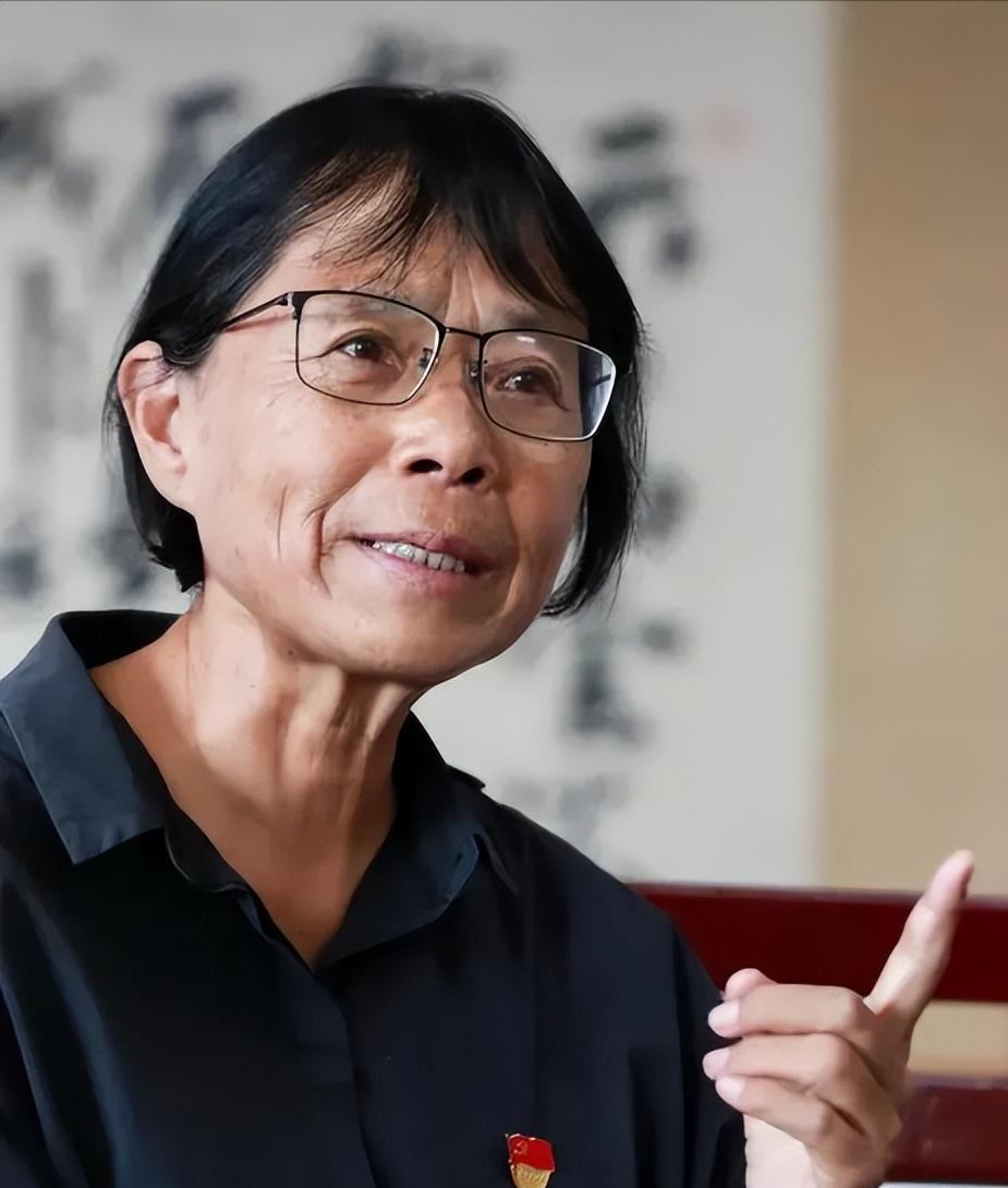2007年，张桂梅被选为十七大代表后，华坪县拿出7000块钱给张桂梅买正装，可开