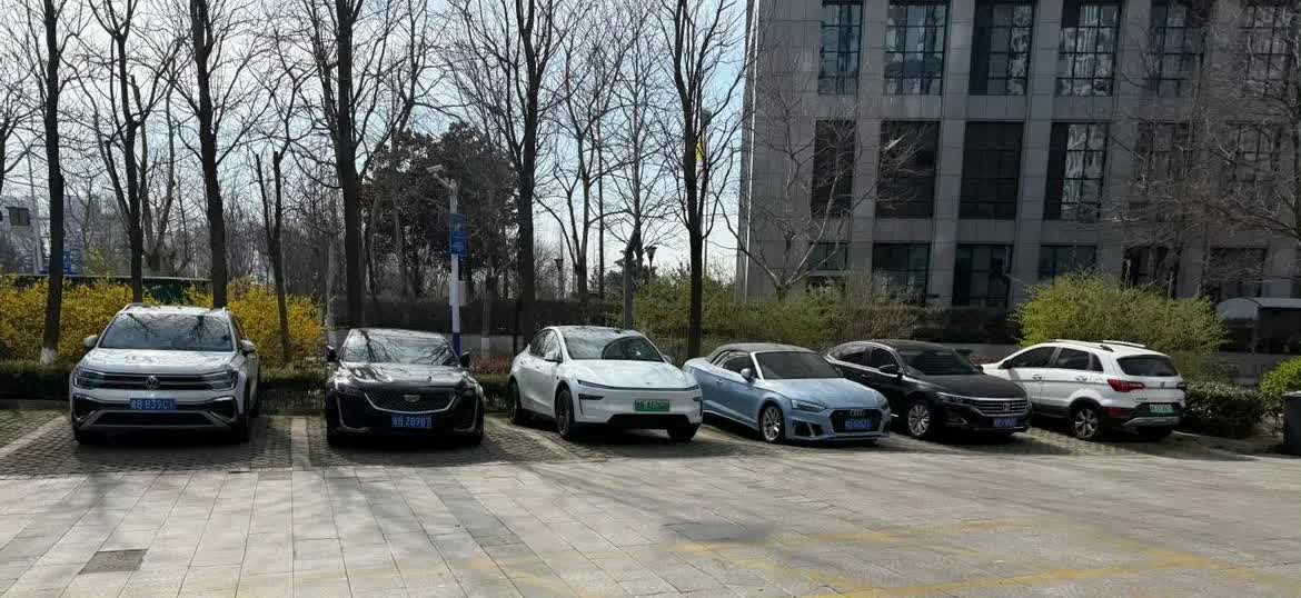 突然发现焕新版特斯拉Model Y放到一堆车里，真的显得有些平平无奇，我有一种预