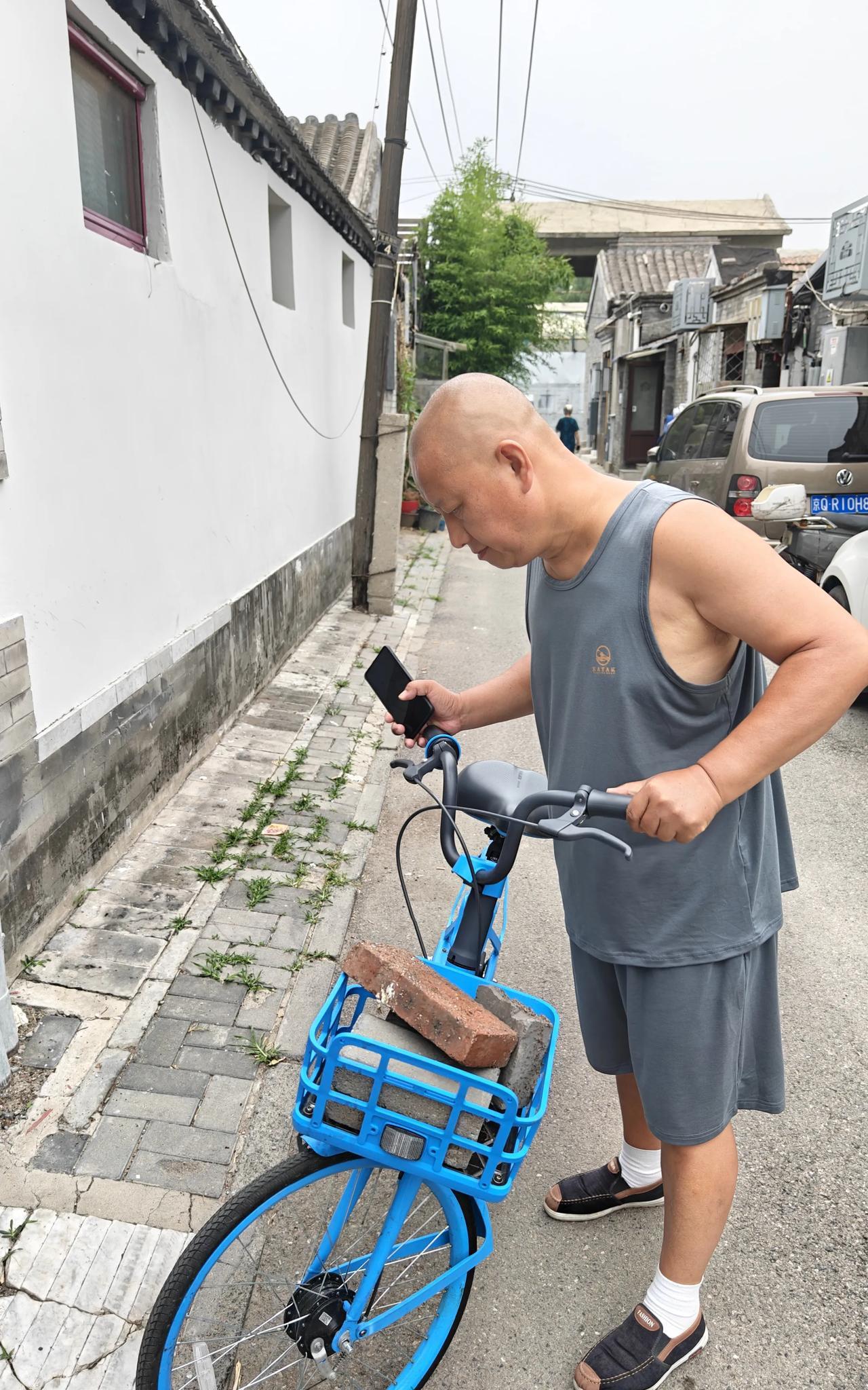 我在路上拾了几块砖头，院门是关着的，而我又没带钥匙。于是我给老张打电话，让他给我