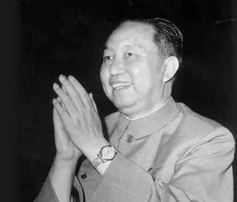 屋外的风声如诉，黄昏将中南海染上一层深沉的橘红。华国锋坐在书案前，手中摩挲着一本