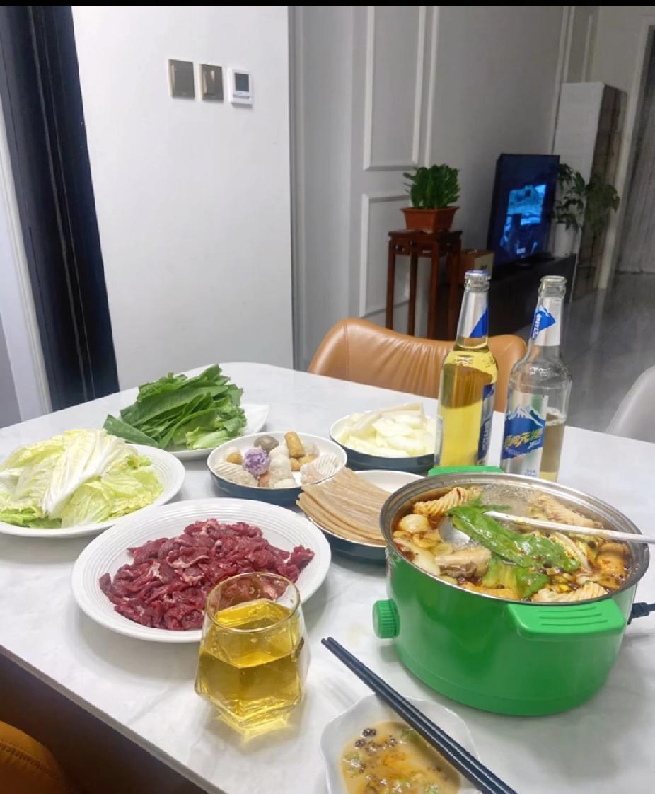 假期第三天
我问老公
男人理想中的婚姻是什么样子？
他说：是情趣
中年人的世界还