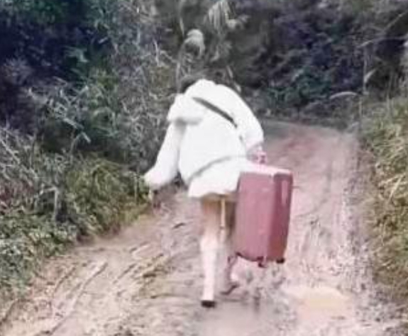 放地下拉着吧，路还长着呢