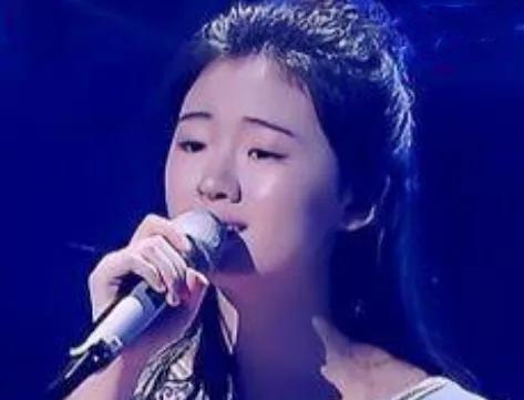 单依纯在近期的音乐舞台上多次凭借高音震撼全场。
在《歌手2025》中，她演唱原创
