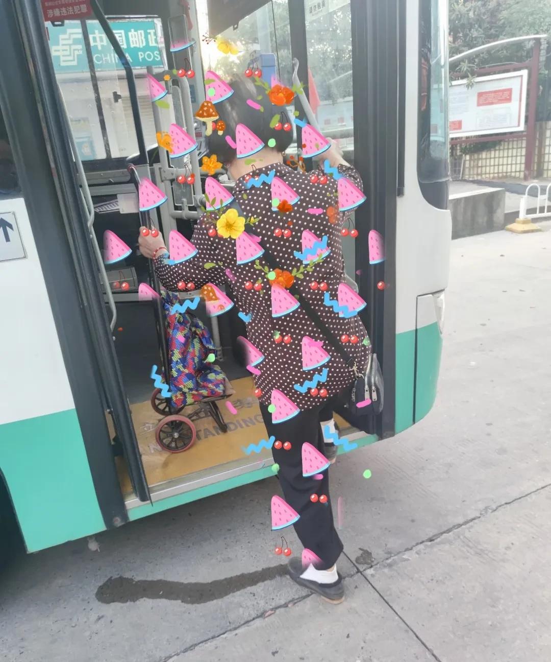 公交车每天都会碰到稀奇事，乘客一只脚踏在车上不上车，说是他老伴还没来，要公交司机