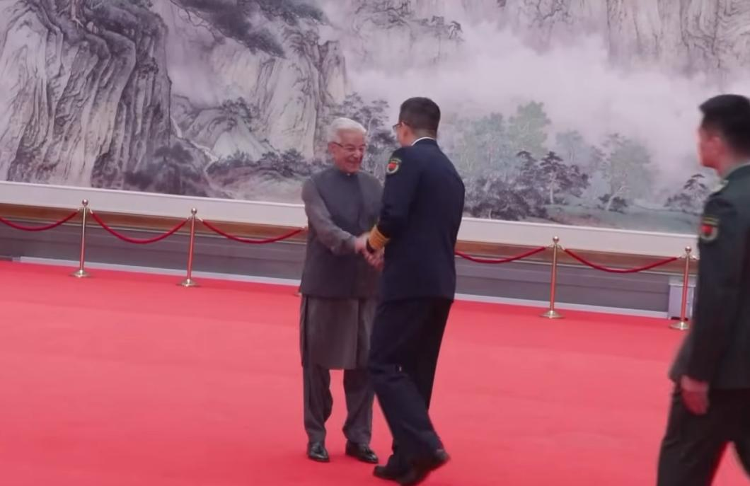印巴防长到中国开会，态度大不一样，一个满脸笑容，一个拒绝签字！

这简直是把上合