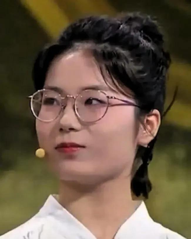 一觉醒来，钟芳蓉又火了。
钟芳蓉因为高考成绩676分，考入北大而轰动一时，但更让
