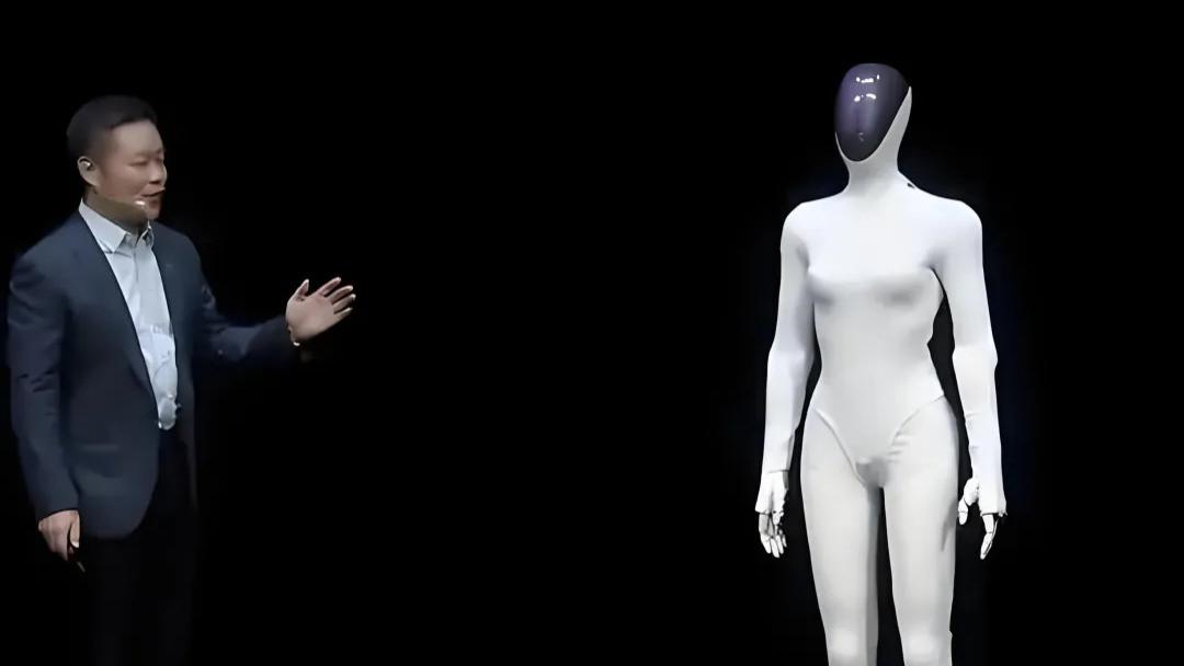“人形机器人”现场“脱衣割肉”证明不是人——何小鹏的科技执念