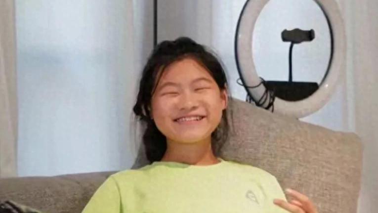 云鹏40岁生日温情时刻：大女儿罕见出境被赞“复制粘贴”同款笑眼