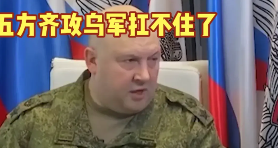 俄军空袭基辅，回应特朗普施压。
二十多天没炸基辅的俄军，突然又搞了波大的。
上次
