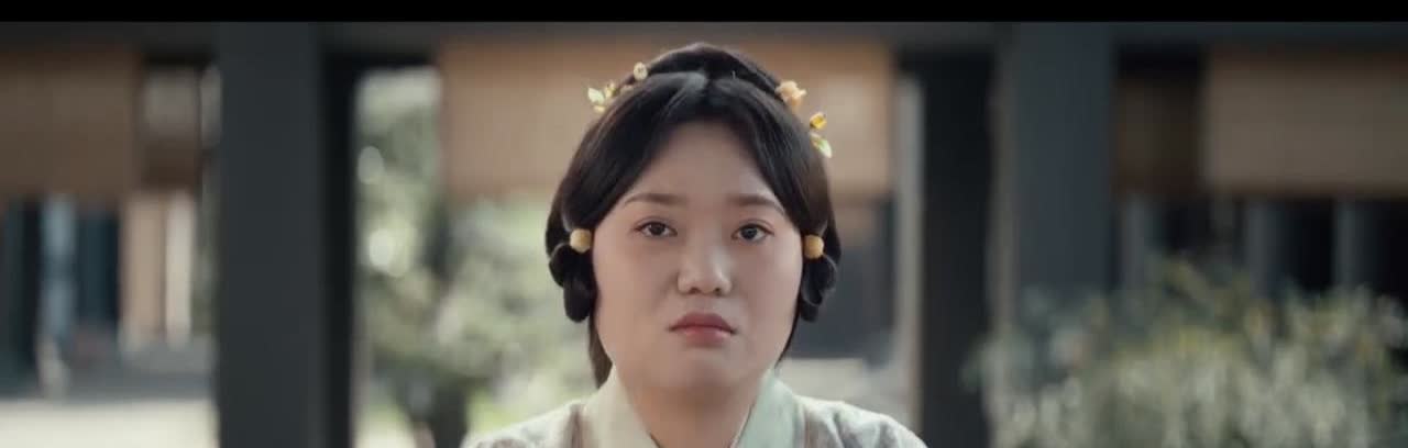 李雪琴，这丫鬟演的也太突兀了吧。
一般古装电视剧中的丫鬟，如果胖胖嘟嘟，基本就