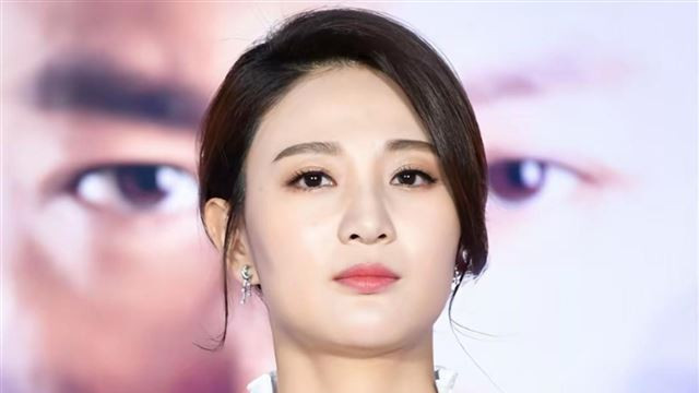郝蕾说中了？“最美军花”侯梦莎出道17年零绯闻，转行狂赚8.5亿