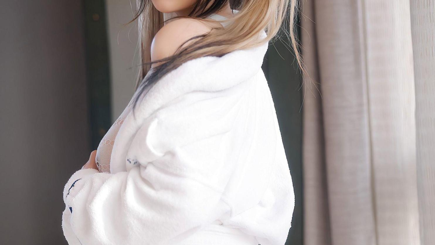 出水芙蓉丰满小美女