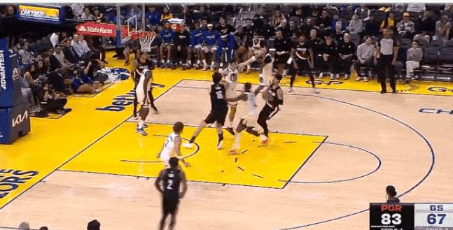 勇士当家球星库里三分投的真是太潇洒了！NBA季前赛，勇士对阵开拓者的第一节比赛，