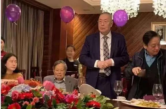 女人生的好不如嫁的好，你看看翁帆女士的幸福生活。



翁帆的选择，引发了广泛的
