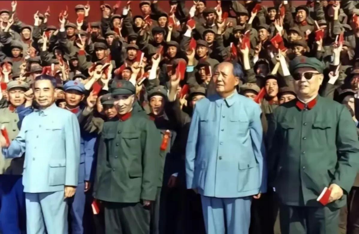 1966年8月18日，天安门广场上那场面，老震撼了！百万群众密密麻麻挤在一起，到