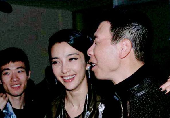 2003年，冯小刚在筹拍《天下无贼》时，准备邀请范冰冰出演女配角。这时，制片人告