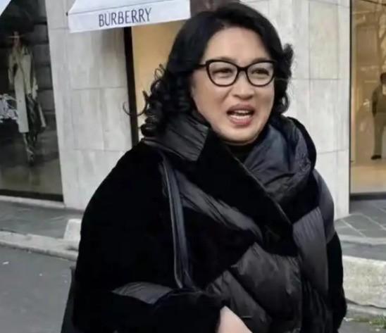 金星在被国内所有城市封演并遭到拒绝后，便转战去了法国巴黎定居。
2024年1月太