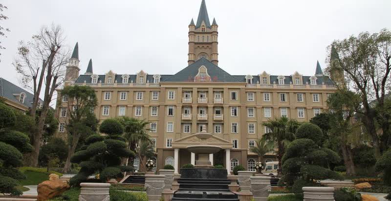 恒大足球学校现在还存在吗？
恒大足球学校（恒大足校）在2025年经历了广州队解