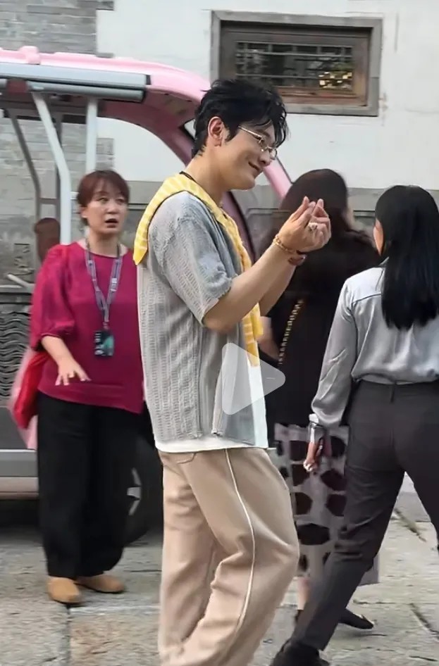 黄晓明真是越活越嫩了！
现在这个发型，这个状态，如果不告诉你他是黄晓明，说他是高