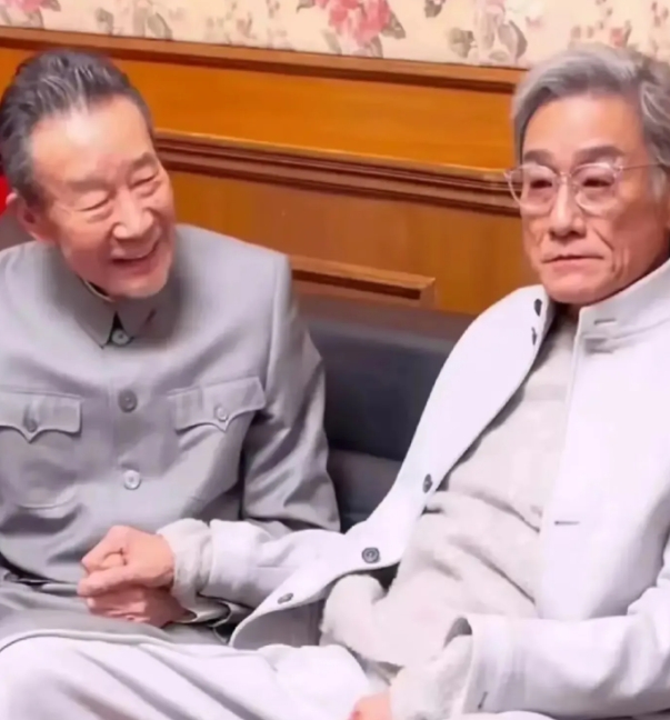这二位你更喜欢谁呢？
两人都是影帝级的演员，
都演了一辈子电影，
都是受人尊重的