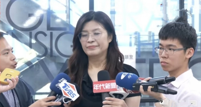 郑丽文最新回应党主席参选：国民党丑陋习俗是要彻底改头换面的时候了！
郑丽文今天下
