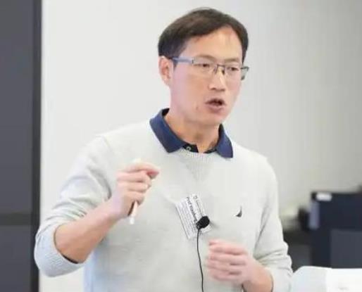 “我们为美国做奉献，他们却把我们当罪犯！”归化美国20年的王晓峰教授，上个月，F