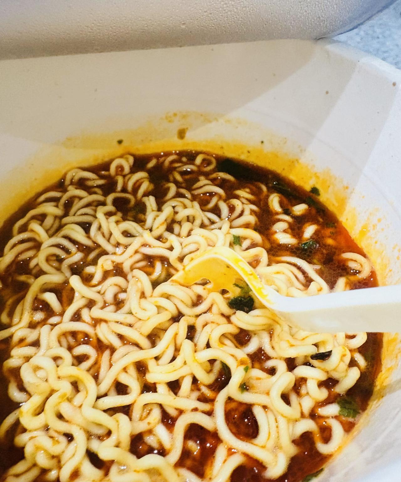 油泼辣子酸汤面！
旅游最期待的小确幸之一：
高铁站里煮泡面！
平时上班，周一到周