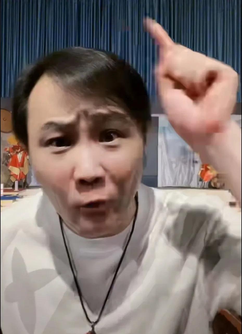 #相声界恩怨情仇#闫宗海，也开始直播带货了。
直播的尽头是带货，这话是一点没错。