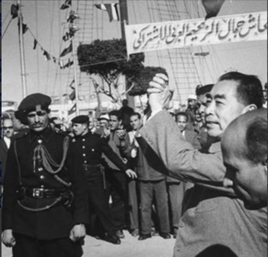 1963年，周总理在访问埃及时，在招待会上一名埃及的情报官在和周总理握手时，小声