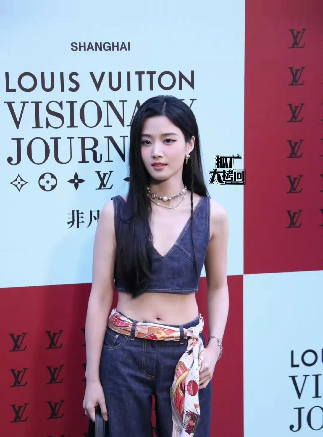 卢昱晓露腰
卢昱晓今天LV上海大秀露腰造型好辣好辣啊！黑长直发型配露腰牛仔套装美