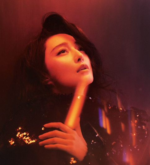 光影凿出电影质感，眼神里像藏着未说的剧本